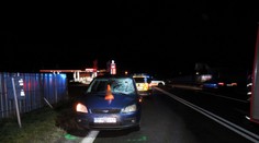 Chodec nepřežil srážku s autem, chodkyně ve Kdyni měla víc štěstí