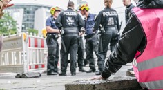 Aktivisté se na protest proti autosalonu přilepili k silnici. Odřezávali je bruskou
