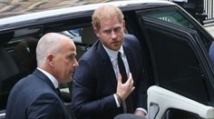 Osamělý princ Harry na cestách po Evropě. S rodinou se neuvidí