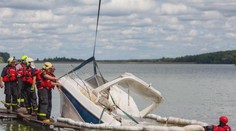 Potopená sportovní loď na Karvinsku. Vytáhli ji až hasiči jeřábem