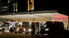 Auto vlétlo do čekárny v nemocnici, jeden mrtvý a několik zraněných