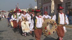 Zemědělcům skončili sklizně. Vyrazili do ulic v krojích a nablýskaných povozech