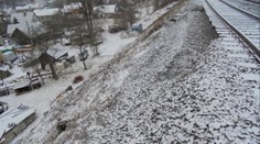 Pod tratí na Slovensko se sesunul svah. Vlaky tam nepojedou osm týdnů