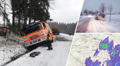 KALAMITA! Uvízlé kamiony blokují silnice. Hromadně padají i stromy