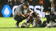 Jubilejní zápas se proměnil v noční můru. Neymar se zase zranil, stihl jen 32 minut