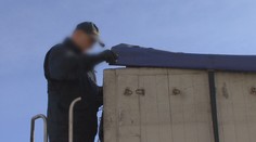 Z podvozku kamionu vylezl muž, policisté zjišťují jeho totožnost
