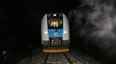 Na kolej v Hradci někdo dal kameny. Vlak do nich najel ve 100kilometrové rychlosti