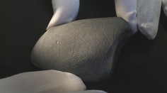 Unikátní objev českých archeologů. V kameni našli rytiny staré 15 tisíc let