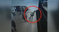 Kamery zachytily muže, který strčil ženu pod metro. Jen zázrakem přežila