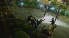 Napadení v Hradci Králové zaznamenala kamera! Policie hledá dva agresory