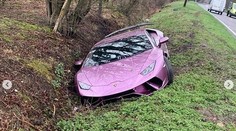 Lamborghini zůstalo opuštěné v příkopu, po majiteli pátrala policie