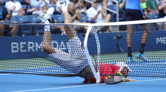 VIDEO: Tenista na US Open přepadl přes síť, pak kvůli zranění prohrál utkání
