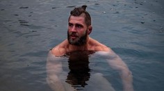 Drsňák Procházka tuží své tělo. Kromě cvičení zařadil i ledovou koupel