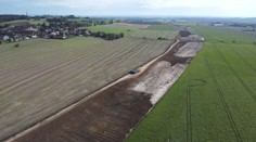 Začala stavba dálnice D35. Hned na začátku ale přišly potíže