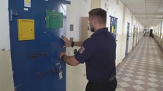 Policie vyšetřuje krádež v Turnově. Zloděj v obchodě ukradl 110 nanuků