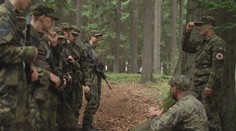 Disciplína, týmovost a zkušenosti se zbraněmi. Dobrovolný výcvik studenty láká