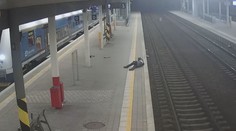 Muž lovil z kolejiště cigarety, smetl ho rychlík. Přežil zázrakem. VIDEO