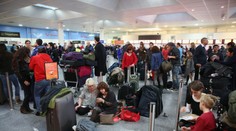 Kvůli dronům uzavřeli londýnské letiště. 110 tisíc lidí čeká na odlet