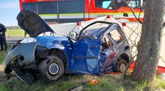 Na Děčínsku se srazila dvě auta, jeden z řidičů zemřel. K nehodě letěl i vrtulník