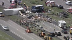 Plně obsazený autobus se v USA srazil s kamionem, 7 mrtvých!