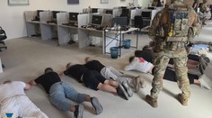 Představili se jako bankéři a nabízeli investice. Policie odhalila falešné call centrum na Ukrajině