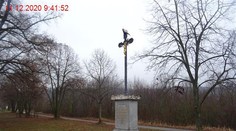 Na krucifix v Brně někdo narazil kozí hlavu. Krista pak omotal vnitřnostmi