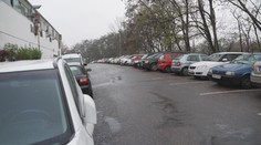 Nemocnice řeší nedostatek parkovacích míst. Auta řidiči cpou i na heliport