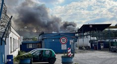 U Prahy hoří areál kovošrotu. Hasiči vyhlásili nejvyšší stupeň poplachu