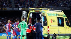 Děsivé chvíle na Camp Nou: Obránce Barcelony z trávníku odvezla sanitka