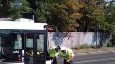 Pirát vybrzdil v Brně autobus. V něm se těžce zranila stařenka