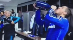 Hazard si lil šampaňské do chřtánu. A moc mu nešmakovalo