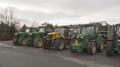 Protestní jízda na traktorech. Zemědělci si stěžují na málo peněz