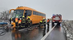 Na Lounsku se srazil autobus s autem. Jeden člověk nehodu nepřežil