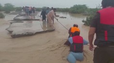 Voda ničí silnice i města. V Pákistánu kvůli povodním zemřelo už 1 000 lidí