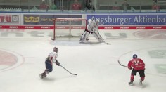 Bryskní počin hokejového mladíčka! Brankář dal gól přes celé kluziště
