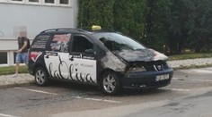Válka taxikářů? Jednomu vzplála v noci dvě auta!