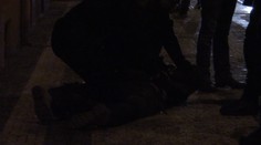 Muž chtěl jezdit na oji tramvaje, s pouty na rukou sprostě nadával