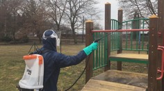 Města ve velkém začala plošně desinfikovat dětská hřiště