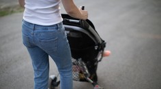 Auto srazilo ženu s kočárkem, na řidiče se vrhl rozzuřený dav!