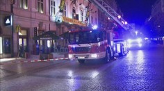Zákazníka fastfoodu zranila spadlá římsa v centru Prahy