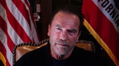 Trump je nejhorším prezidentem USA, vzkázal Schwarzenegger. V ruce držel meč