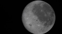 Astronauti mají za sebou vrchol mise, při obletu Měsíce ztratili spojení se Zemí