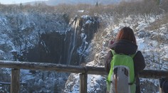 Oblíbený park v Chorvatsku láká turisty i v zimě. Známá jezera přikryl sníh