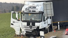 Při nehodě na Kladensku zemřeli dva lidé. Hasiči museli jejich těla vyprostit