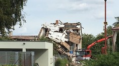 Hasiči demolují dům, kde zemřel jejich kolega. Příčinu výbuchu tají