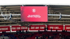 Ajax zažívá hororový úvod sezony. Naštvaní fanoušci dvakrát přerušili zápas