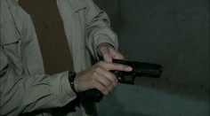 Mladík si chtěl v tramvaji koupit marihuanu, mával u toho zbraní