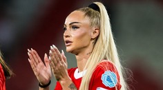 Nejvíc sexy fotbalistka se svlékla. Na focení pózovala nahoře bez