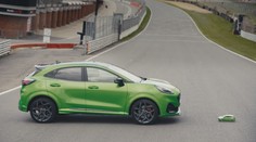 Sportovní SUV změřilo síly s autíčkem na vysílačku Výsledek byl velmi těsný