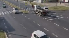 Náklaďák v Ústí málem srazil ženu s dětmi! Policie po řidiči stále pátrá